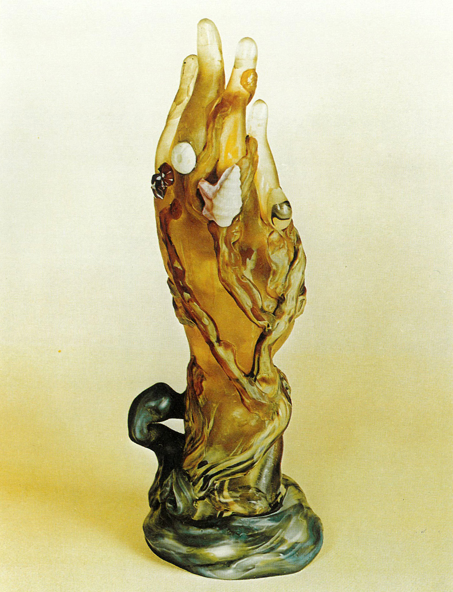 玻璃手，加莱（Émile Gallé），1900；在一只褐色玻璃手上展示神经、海洋的形状