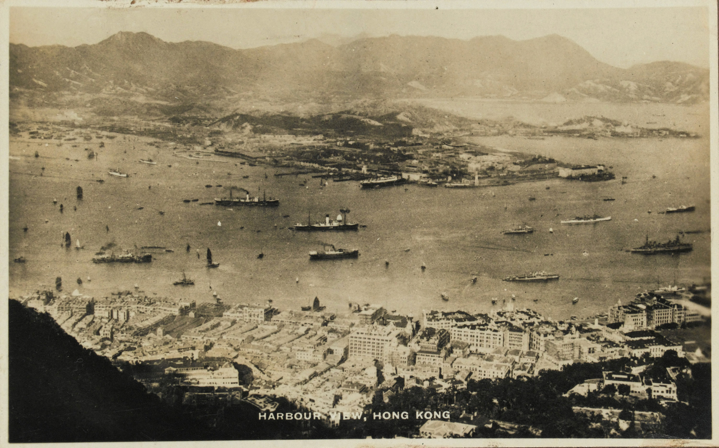 1940年城市景观，从太平山望向维多利亚港 ©英国国家陆军博物馆